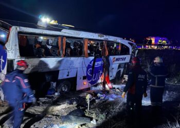Yolcu otobüsü şarampole devrildi: 2 ölü, 34 yaralı