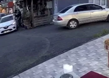 Oğluyla el ele yürürken sokakta araba çarptı: Çocuk hayatını kaybetti