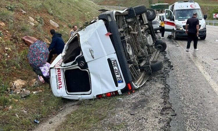 Malatya'da yolcu minibüsü devrildi: 1'i ağır 12 yaralı 1 Malatya’da yolcu minibüsü devrildi: 1’i ağır 12 yaralı