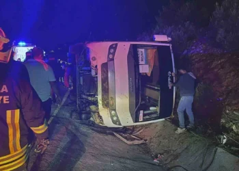 Geziye giden öğrencileri taşıyan midibüs dönüş yolunda devrildi: 25 yaralı