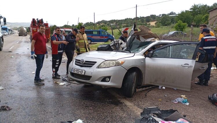 Yabancı plakalı otomobil TIR’la çarpıştı: 2 ölü, 3 yaralı 1 Yabancı plakalı otomobil TIR’la çarpıştı: 2 ölü, 3 yaralı