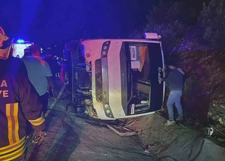 Geziye giden öğrencileri taşıyan midibüs dönüş yolunda devrildi: 25 yaralı