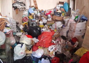 Kocaeli’de bir evden 17 kamyon çöp çıktı