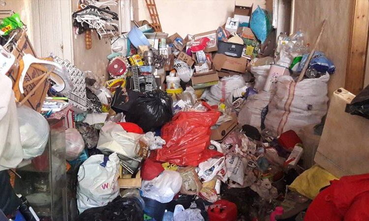 Kocaeli’de bir evden 17 kamyon çöp çıktı