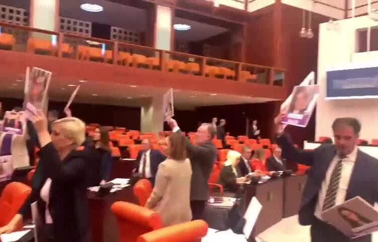 TBMM Genel Kurulu'nda Kobani protestosu 1 TBMM Genel Kurulu’nda Kobani protestosu