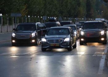 Erdoğan'ın konvoyuna tepki gösteren 16 yaşındaki kız çocuğu gözaltına alındı 2 Erdoğan’ın konvoyuna tepki gösteren 16 yaşındaki kız çocuğu gözaltına alındı