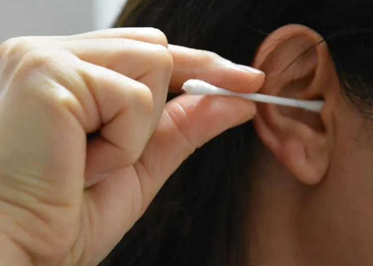 "Kulak temizleme çöpü kullanmak enfeksiyona yol açabiliyor" 1 “Kulak temizleme çöpü kullanmak enfeksiyona yol açabiliyor”