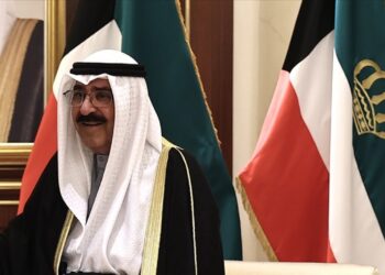 Kuveyt Emiri Meclis’i feshetti anayasanın bazı maddelerini askıya aldı