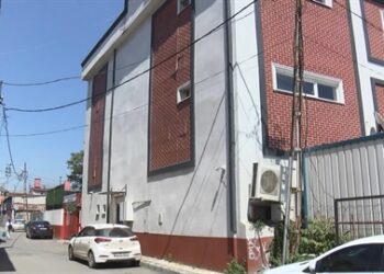 Okuldan atılan öğrenci, okul müdürünü vurdu