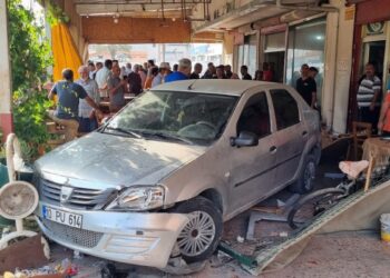 Otomobil kahvehaneye daldı, 5 kişi yaralandı