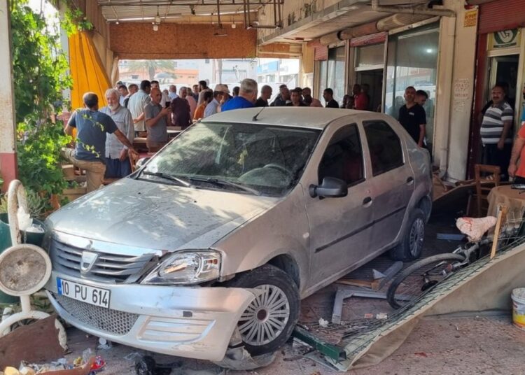 Otomobil kahvehaneye daldı, 5 kişi yaralandı