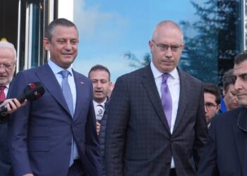 Özel-Erdoğan görüşmesi 95 dakika sürdü: Özel açıklama yapmadan genel merkeze geçti