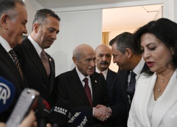 Özgür Özel Meclis’te Devlet Bahçeli’yle görüştü