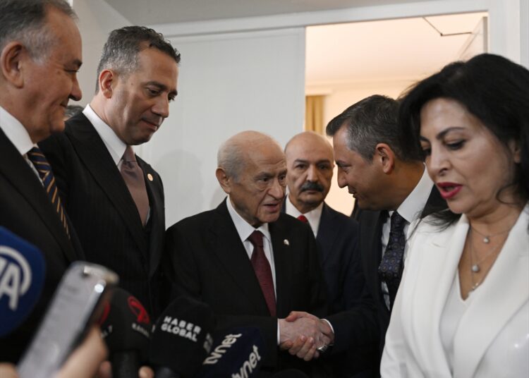 Özgür Özel Meclis'te Devlet Bahçeli'yle görüştü 1 Özgür Özel Meclis’te Devlet Bahçeli’yle görüştü