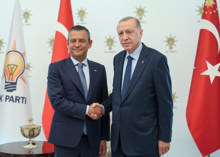 Mümtaz’er Türköne yazdı I Sertleşme mi, yumuşama mı kazandırır?