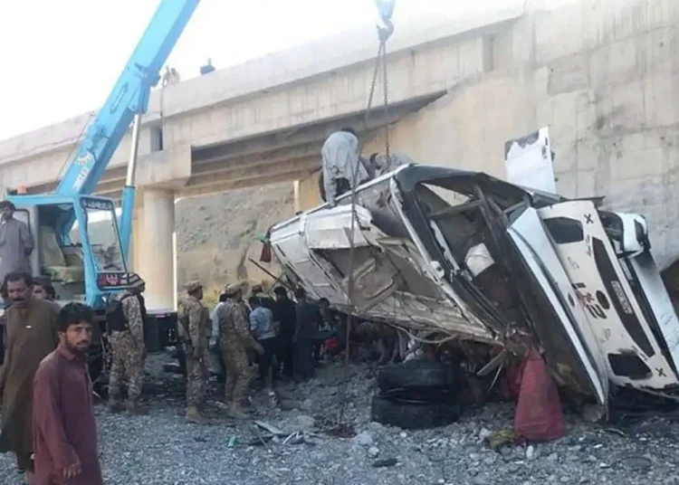 Pakistan’da yolcu otobüsü vadiye düştü: 28 ölü