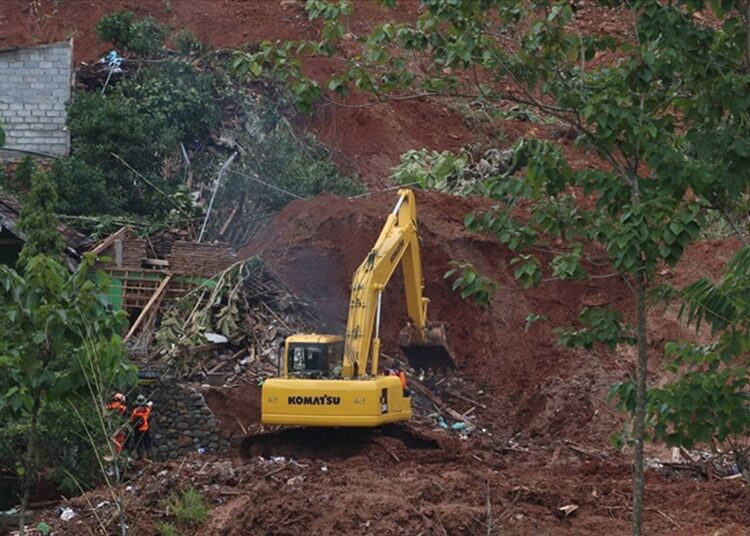 Papua Yeni Gine’de heyelan: 100’den fazla kişi toprak altında