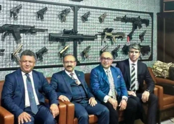 Özgür Özel: “Fotoğraf Türkiye’nin yargı sisteminin duvara yansımış halidir”