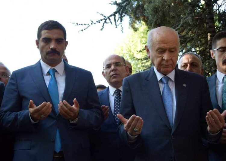 Alp Yalman’ın analiz haberi l MHP lideri, Sinan Ateş’in yetimlerini kucaklamalı