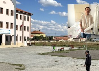 Sınıf öğretmenine okul bahçesinde sopalarla saldırıp kolunu kırdılar
