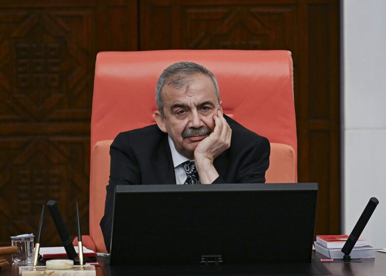 Sırrı Süreyya Önder, 38 kez ağırlaştırılmış müebbet yargılanırken Meclis'i yönetiyordu 1 Sırrı Süreyya Önder, 38 kez ağırlaştırılmış müebbet yargılanırken Meclis’i yönetiyordu