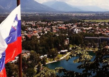 Slovenya’da hükümet binasına Filistin bayrağı asıldı