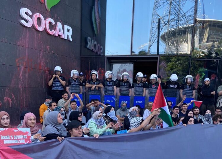 Filistin için Bin Genç grubundan İsrail’e petrol taşıyan Socar protestosu 1 Filistin için Bin Genç grubundan İsrail’e petrol taşıyan Socar protestosu