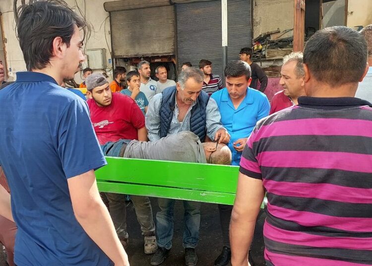 Ambulans gecikince yaralıyı tabutla hastaneye taşıdılar 1 Ambulans gecikince yaralıyı tabutla hastaneye taşıdılar