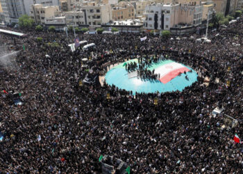 Reisi’nin cenaze namazını Hamaney kıldırdı