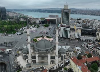 Abluka altındaki Taksim havadan görüntülendi