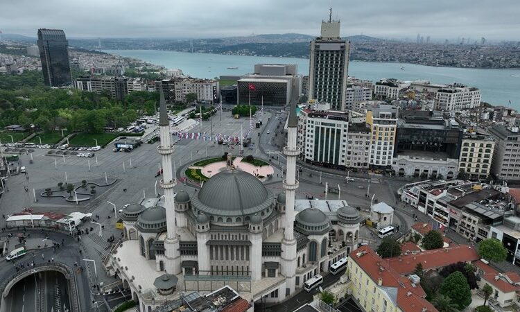 Abluka altındaki Taksim havadan görüntülendi 1 Abluka altındaki Taksim havadan görüntülendi