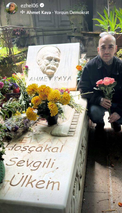 Rapçi Ezhel'den Ahmet Kaya'nın mezarına ziyaret 2 Rapçi Ezhel'den Ahmet Kaya'nın mezarına ziyaret
