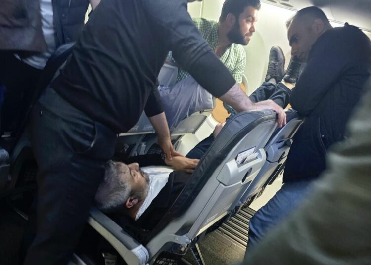 Uçakta kalbi duran yolcu, AK Part'li vekilin müdahalesiyle hayata döndü 1 Uçakta kalbi duran yolcu, AK Part’li vekilin müdahalesiyle hayata döndü