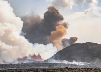 İzlanda’da yanardağ çatlağı büyüyor! Olağanüstü hal ilan edildi