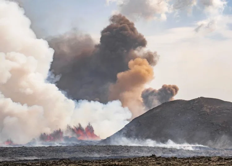 İzlanda’da yanardağ çatlağı büyüyor! Olağanüstü hal ilan edildi