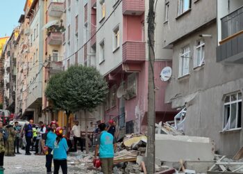 Bahçelievler’de 7 katlı binanın bir bölümü durduk yere çöktü