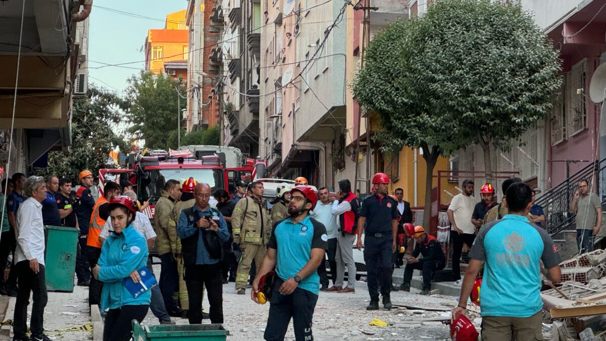 Bahçelievler’de 7 katlı binanın bir bölümü durduk yere çöktü