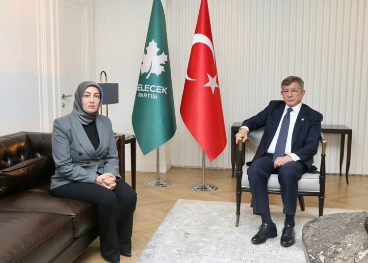 Ayşe Ateş, Ahmet Davutoğlu'yla görüştü 1 Ayşe Ateş, Ahmet Davutoğlu’yla görüştü