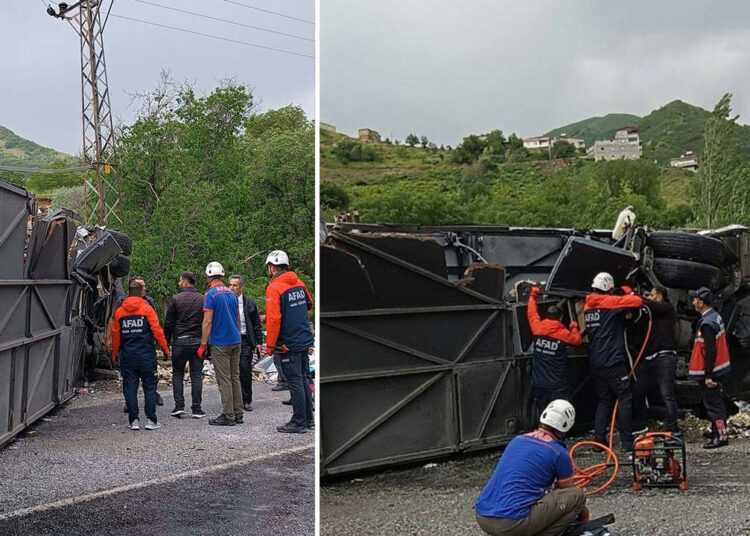 Bitlis'te yolcu otobüsü TIR'la çarpıştı: 2 ölü, 4'ü ağır 30 yaralı 1 Bitlis’te yolcu otobüsü TIR’la çarpıştı: 2 ölü, 4’ü ağır 30 yaralı