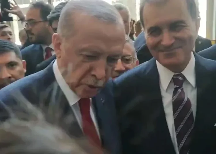Erdoğan’dan muhabire: Bu ojeler ne, rüyada mıyım? 1 Erdoğan’dan muhabire: Bu ojeler ne, rüyada mıyım?