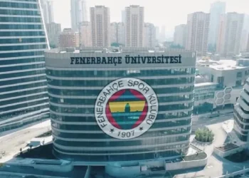 Fenerbahçe Üniversitesi’nde 7 akademisyenin görevine son verildi