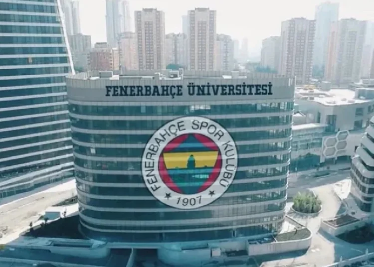 Fenerbahçe Üniversitesi’nde 7 akademisyenin görevine son verildi