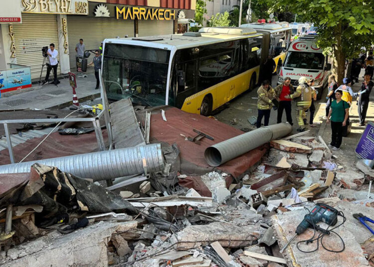 Küçükçekmece'de bina çöktü: Enkaz altında kalanlar var 1 Küçükçekmece’de bina çöktü: Enkaz altında kalanlar var