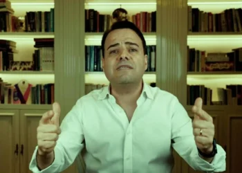 Özgür Demirtaş, önce ‘sarma’ sonra ‘boş külah’ paylaştı: Geçmiş olsun Türkiye