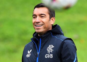 Beşiktaş’ın yeni hocası Van Bronckhorst oldu: Taraftara ilk mesaj
