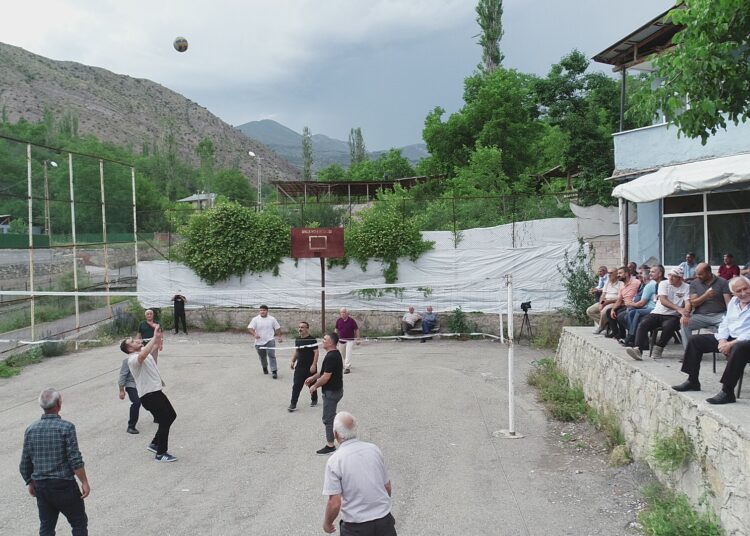 Sarp dağların arasındaki mahallede genç yaşlı herkes voleybolla buluşuyor