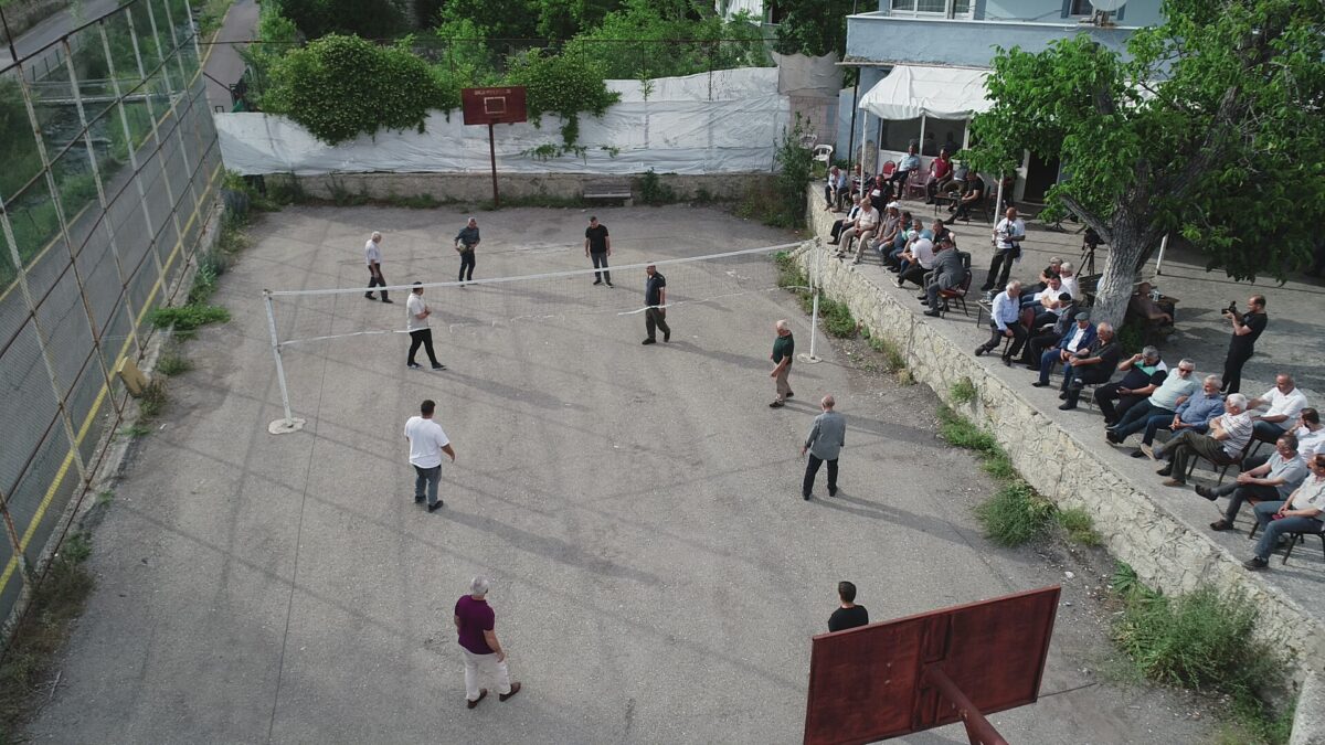 Sarp dağların arasındaki mahallede genç yaşlı herkes voleybolla buluşuyor