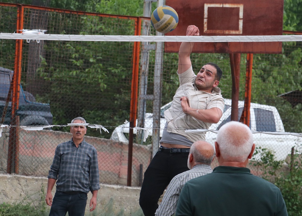 Sarp dağların arasındaki mahallede genç yaşlı herkes voleybolla buluşuyor
