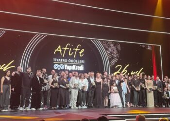 Yılın en başarılı tiyatro oyunu: Yaşamak mı Yoksa Ölmek mi?