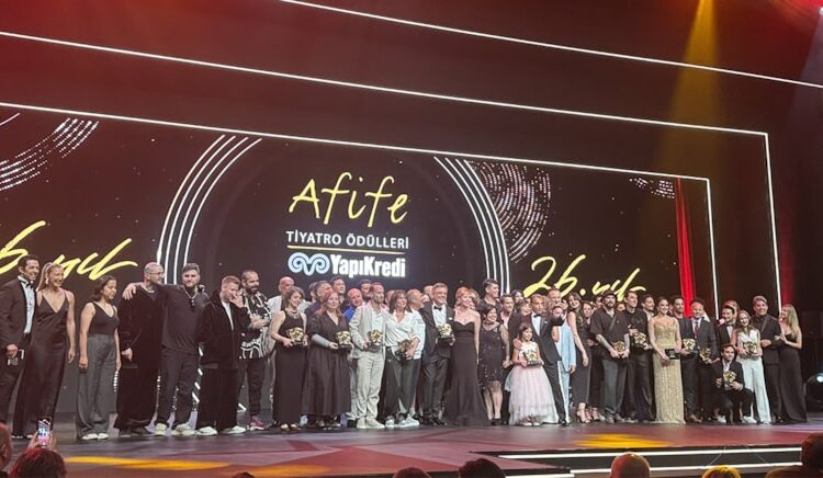 Yılın en başarılı tiyatro oyunu: Yaşamak mı Yoksa Ölmek mi? 1 Yılın en başarılı tiyatro oyunu: Yaşamak mı Yoksa Ölmek mi?